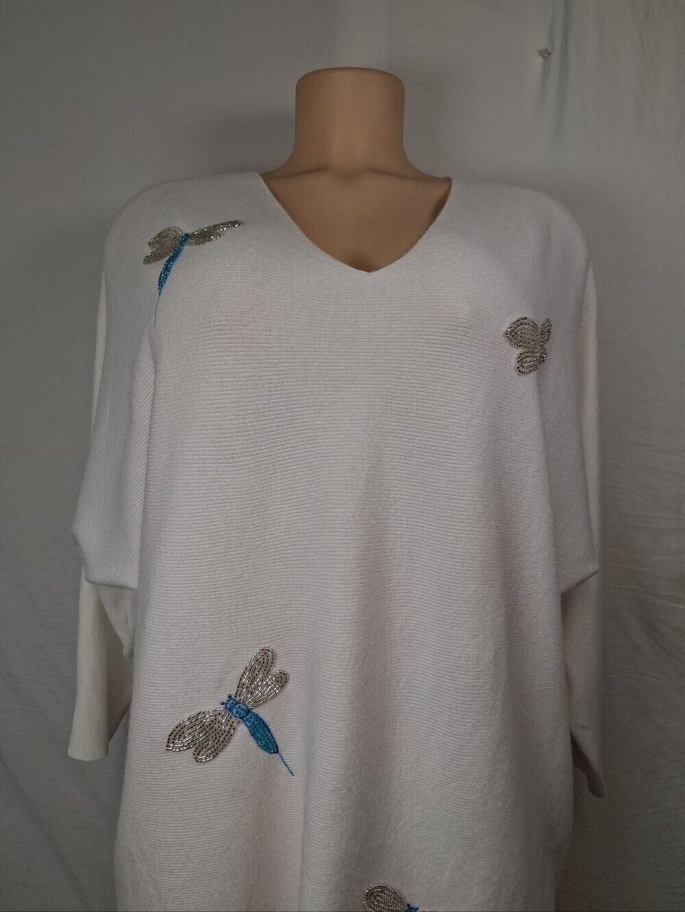 Liv Milano White V-Neck Sweater with Beaded Dragonfly Embellishments Size 1X - Picture 17 of 17